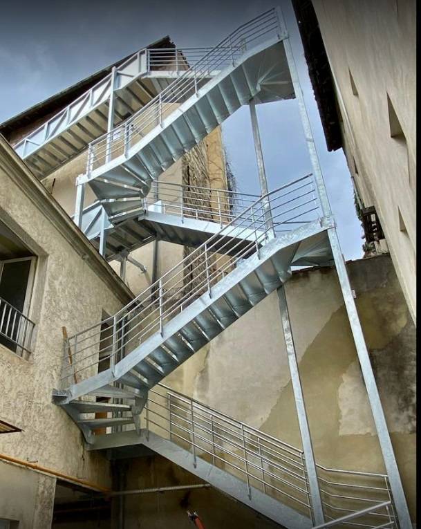 Escalier droit à quarts tournants pour la création d’une issue de secours de la maison Jean Vilar à Avignon 84