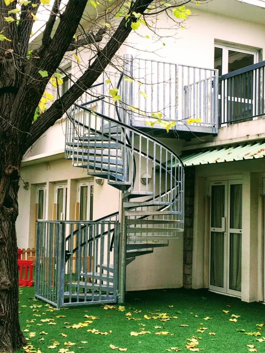 Escalier barreaudé galvanisé à double main-courante pour l'issue de secours d'une crèche à Cannes 06