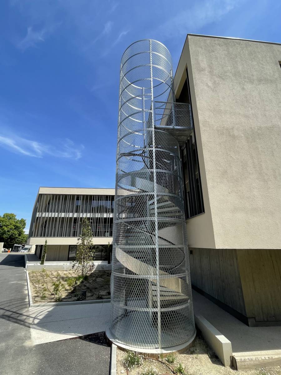 Entreprise de conception, fabrication et pose d'Escaliers en Acier Verre Bois Inox  à Marseille